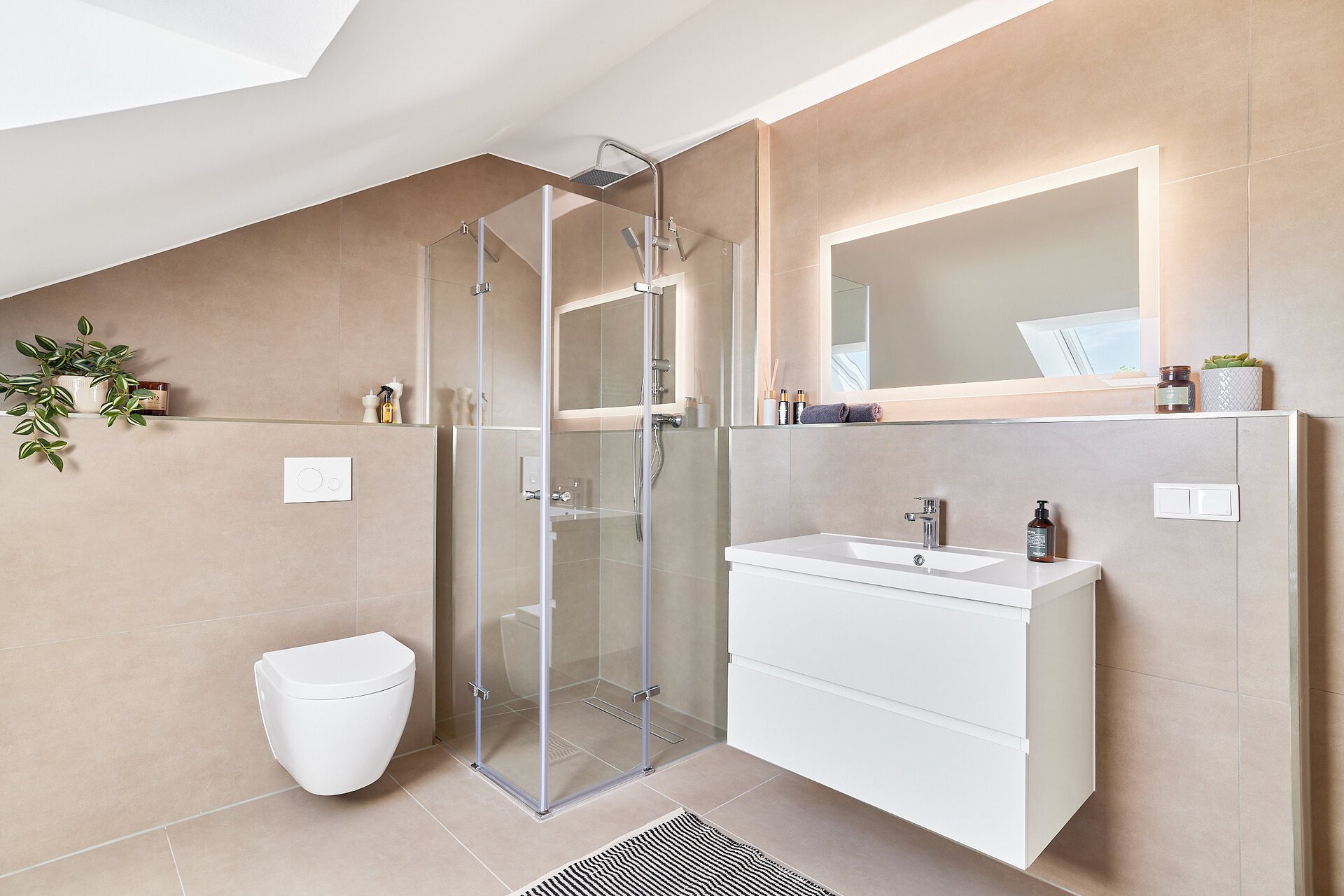 Modernes Badezimmer nach der Renovierung